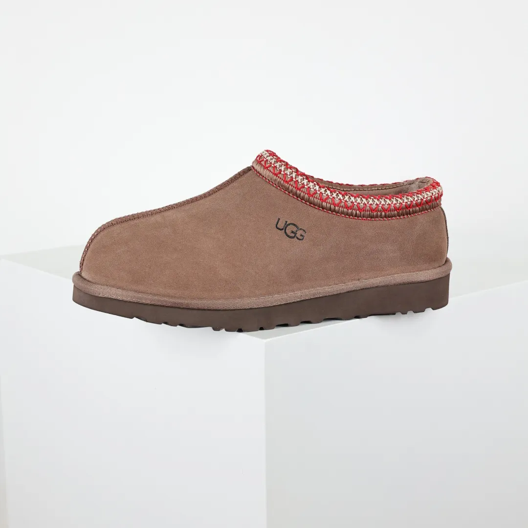 Copy price 💰540 Core recommendation Good price 5cm thick sole, independently developed original outsole, cashmere insole, keeping warm in winter, suitable for home use. In the new year, uug launched a style series, which is partially geared towards the preferences of young consumers. It has also moved to the forefront of fashion trends. Shoe body material, water-repellent coated suede upper, 17 mm UGGPURE™ implanted wool insole, lightweight non-slip and comfortable rubber outsole, with brand LOGO and trademark, with full package Size: 35 36 37 38 39 40 41 42 43 44 45
